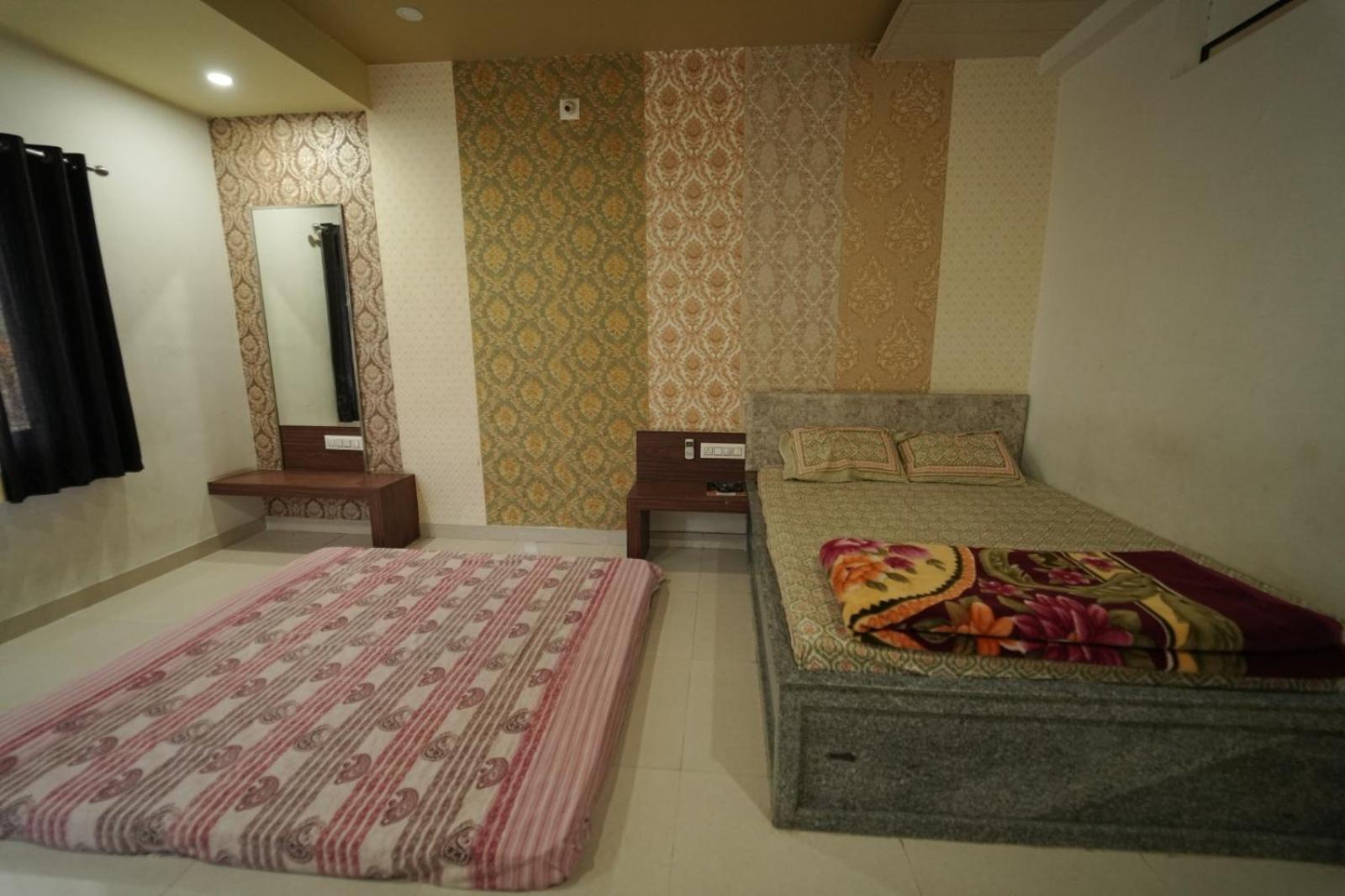 Hotel Pawar Palace And Restaurant Kelwa  Extérieur photo