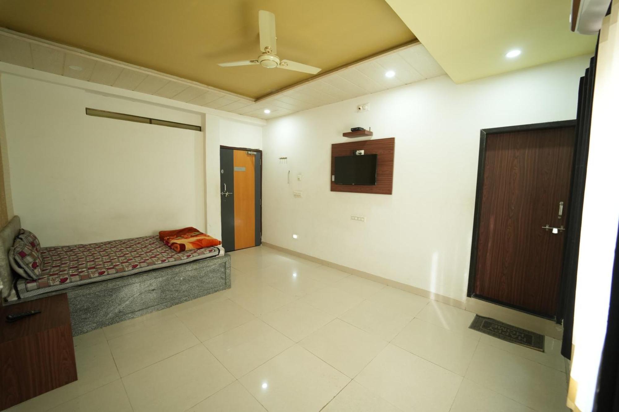 Hotel Pawar Palace And Restaurant Kelwa  Extérieur photo