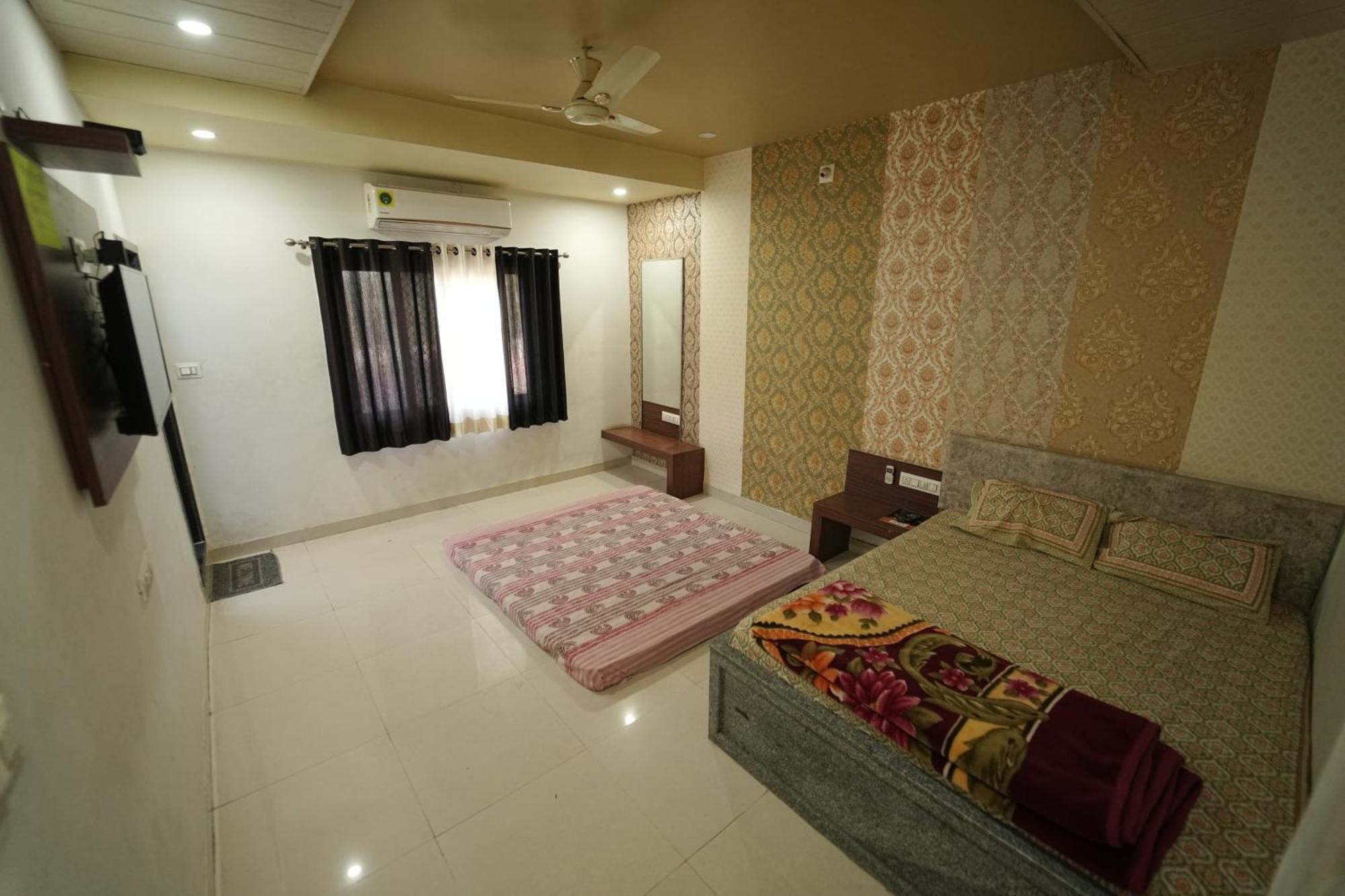 Hotel Pawar Palace And Restaurant Kelwa  Extérieur photo
